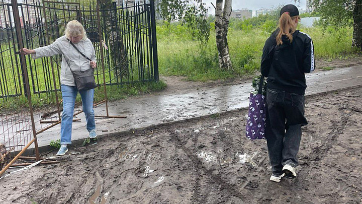 Из-за реконструкции теплосетей в районе ВлГУ люди вынуждены ходить по грязи и лужам